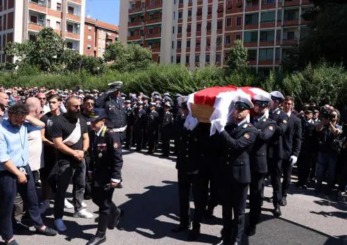 Torna in carcere il 26enne arrestato per la morte di Imprezzabile. Oggi a Milano i funerali dell'agente
