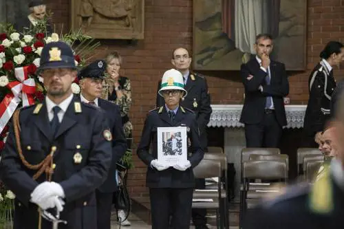 L'addio commosso all'agente Imprezzabile. "Un eroe morto in servizio per la comunità"