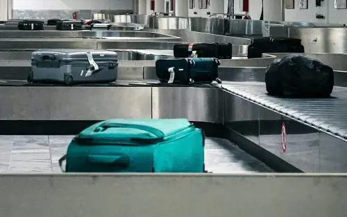 A Malpensa rubavano dai bagagli borse firmate: dipendenti in manette