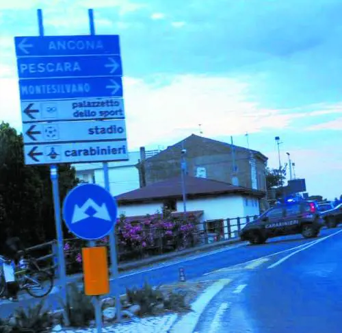 Fuga in scooter dopo l'alt: frontale fatale coi militari