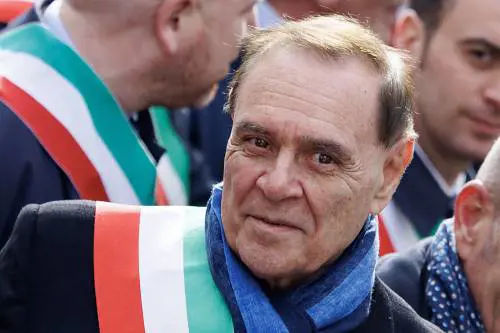 Mastella in chiesa e con la fascia commuove i concittadini:  "Sono malato, pregate per me"
