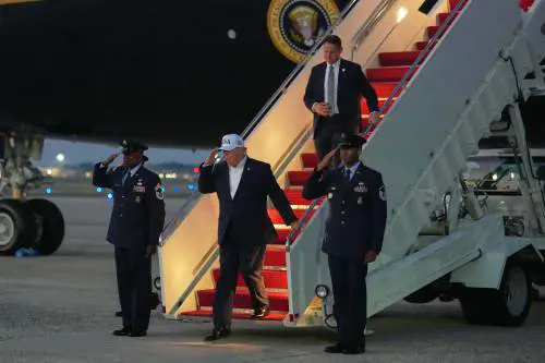 Trump sferza Nato (e Italia). "Noi spendiamo più di tutti"