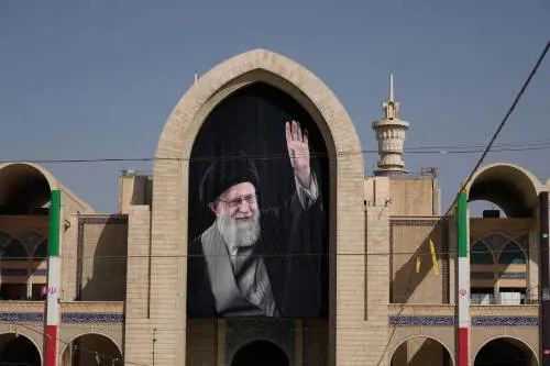 Iniziati i funerali di Khamenei: le immagini da Teheran