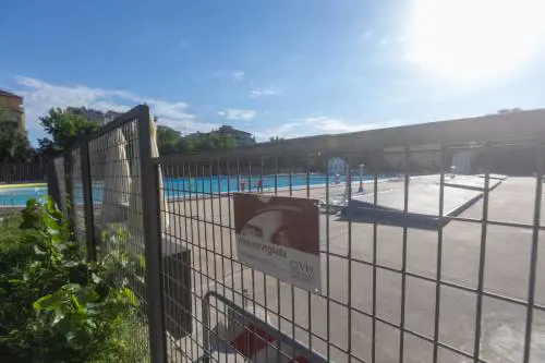 Scavalca la recinzione e si tuffa di notte nella piscina pubblica: 28enne peruviano muore annegato
