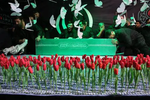 L'Iran si ferma per Khamenei: sei giorni di lutto e mobilitazione nazionale. Media: "Impossibile che sia presente il figlio Mojtaba"