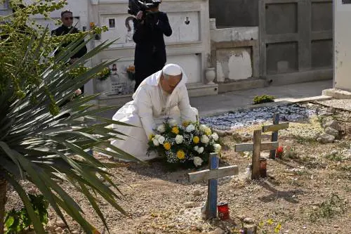 Il papa in preghiera al cimitero dei migranti a Lampedusa - Foto