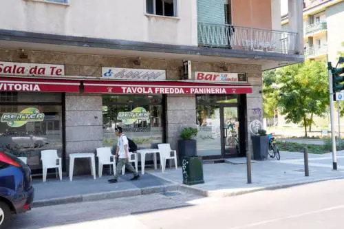 Terrore a Milano, uomo di 55 anni colpito alle spalle con 20 coltellate da un 22enne. "Mai visto prima, ha estratto l'arma senza motivo"