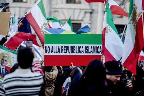 Guerra agli ayatollah e politiche Ue più dure: i dissidenti iraniani a Milano fuori dal consolato Usa