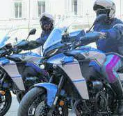 Diciannovenne semina il panico in moto. Un poliziotto lo blocca ma resta ferito