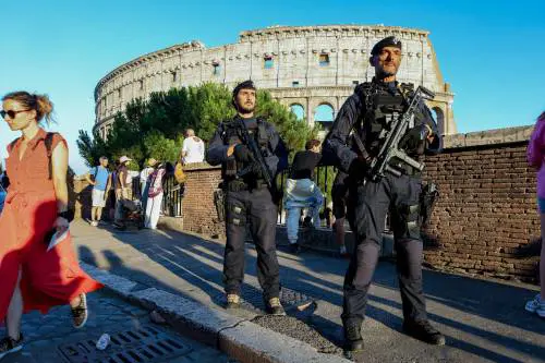 Lame e droga, blitz a Roma. Ok di Meloni: "Lo Stato c'è"