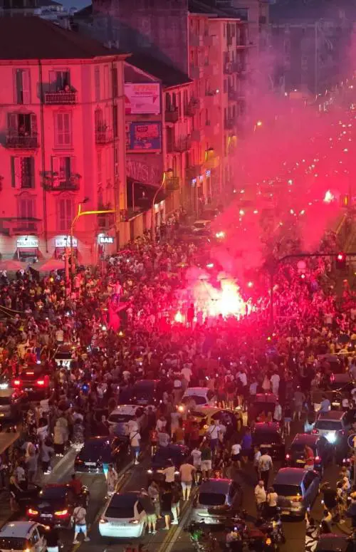 A Torino fuochi d'artificio e petardi ad altezza uomo per festeggiare il Marocco 