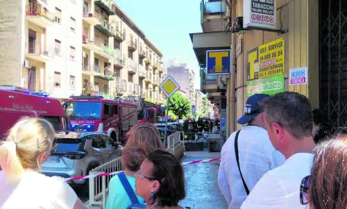 Uccide il coinquilino, poi si barrica in casa. E minaccia di far saltare per aria l'edificio