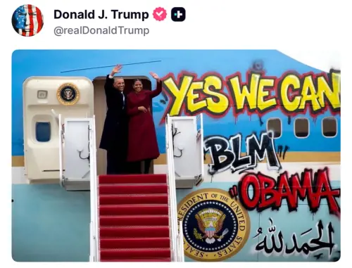 Trump ancora contro gli Obama: scritte in arabo sull'Air Force One