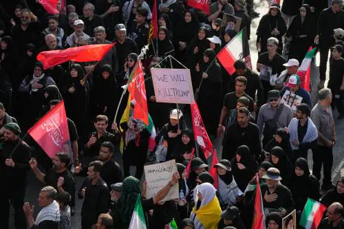 A Teheran corteo funebre per Ali Khamenei. E spunta il fantoccio di Trump impiccato
