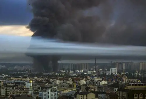Un attacco con droni russi in una immagine del 2 luglio 2026
