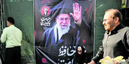 Teheran, i cori della piazza pro-Khamenei: "Morte a Trump e Bibi"