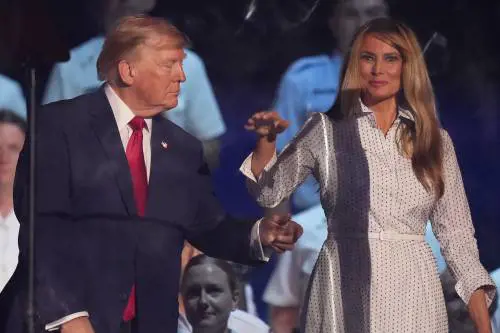 Donald celebra i successi: "Più ricchi e liberi che mai"