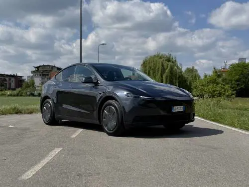 Tesla Model Y Standard: guarda tutte le foto