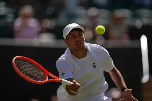 Cobolli è favoloso: sconfigge De Minaur in tre set e vola ai quarti di Wimbledon