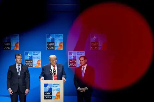 Il retroscena sulla crepa tra Europa e Usa e la frase di Meloni ai leader Nato: "Trump non è ragionevole"