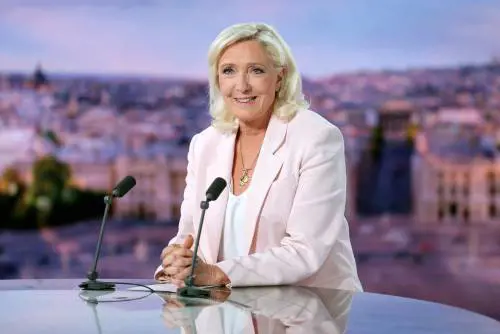 Le Pen ricorre in Cassazione dopo la condanna: “Corro per l’Eliseo senza braccialetto elettronico”