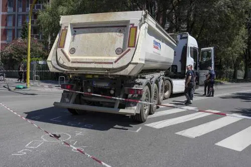 Bici travolta dal camion. Muore donna di 67 anni