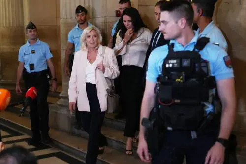 Condannata ma ancora in corsa. Le Pen: "Sarò alle presidenziali"