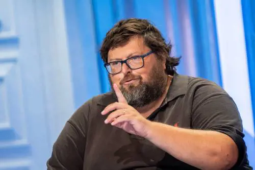 Evasione fiscale e truffa con la "scommessa collettiva": arrestato Mario Adinolfi. Il gip: "Si affidavano a lui per notorietà e principi morali"