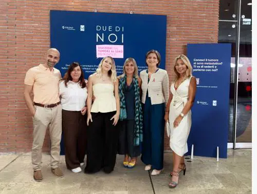 La cantautrice Giulia Mei con i partecipanti all'iniziativa promossa da Gilead