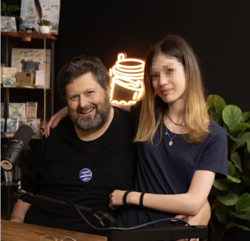 "Dio, truffa e famiglia": Adinolfi fa gli auguri alla figlia e gli haters si scatenano sotto il post