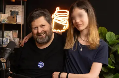 "Dio, truffa e famiglia": Adinolfi fa gli auguri alla figlia e gli haters si scatenano sotto il post