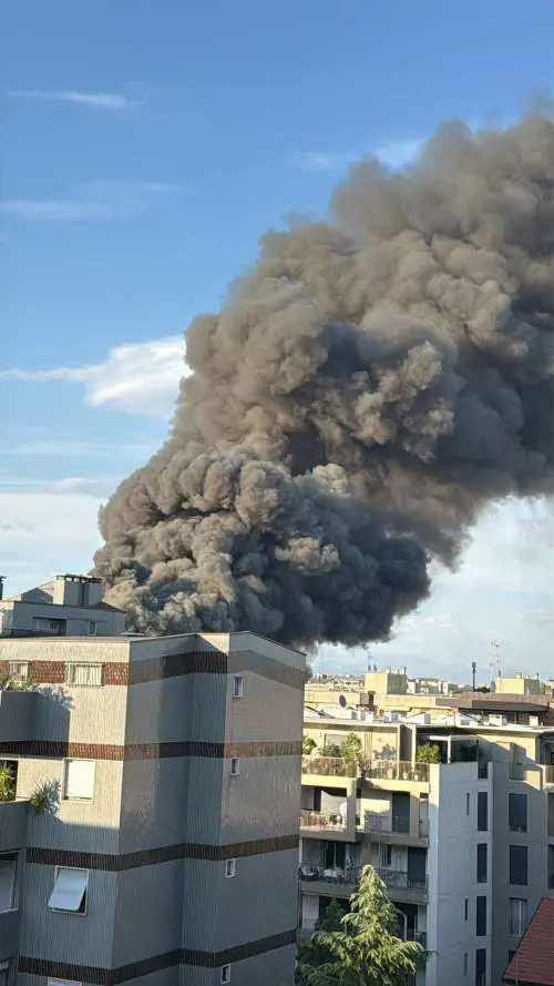 Incendio alla BRT di Milano, alta colonna di fumo