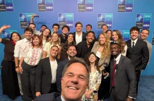 Il selfie di Rutte con gli influencer della GenZ