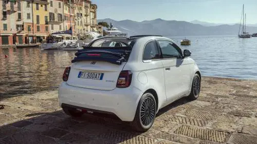 Al volante della Fiat 500 cabrio: un'emozione a un passo dal cielo