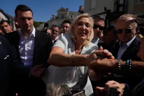 Marine, bagno di folla e slogan rubato a Macron