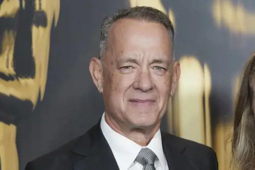 Tom Hanks compie 70 anni, 5 curiosità sull’attore: il caffè, la parentela con Lincoln, l’amicizia con Springsteen