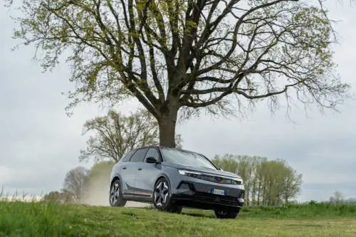 Nuova Opel Grandland: il SUV tedesco è anche elettrico e punta sul comfort