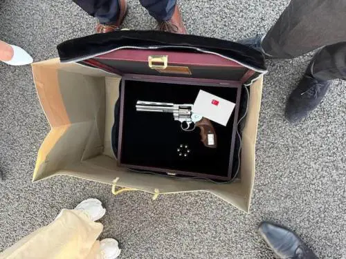 Erdogan regala una pistola alla Meloni con inciso il suo nome. E Bonelli subito la spara grossa