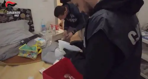 Brescia, neonato di origini pakistane circonciso sul tavolo della cucina. Ha riportato una lesione