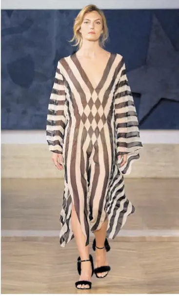 L'alta moda firmata Chiuri. Fendi in bianco e nero (anche) in pellicce intarsiate