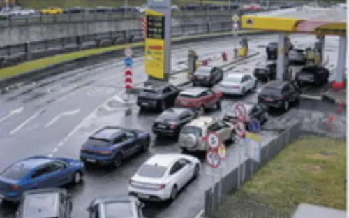 Kiev spavalda. "Le raffinerie tutte obiettivi". Mosca a secco