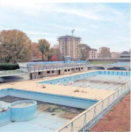 "Piscine chiuse, il Comune autorizzi i bagni in Darsena"