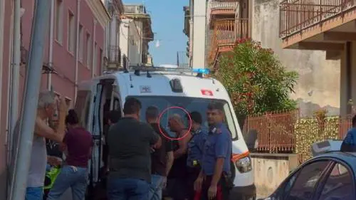 Orrore in provincia di Catania: insegue il fratello e lo uccide a colpi di mannaia