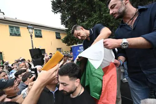 Vannacci sotto pressione: 600 militanti lasciano il partito in Calabria e gli antifà lo contestano a Genova