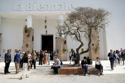 Biennale di Venezia, l’Ue taglia 2 milioni dopo la riapertura del padiglione russo: “Non rispetta i valori democratici”