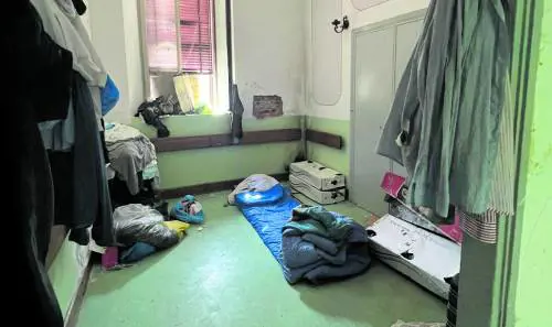 Abusivi e rifiuti nell’ex obitorio ceduto alla Statale