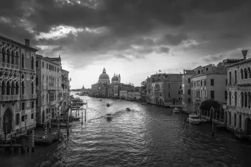 Ombre d'Oriente su una Venezia noir