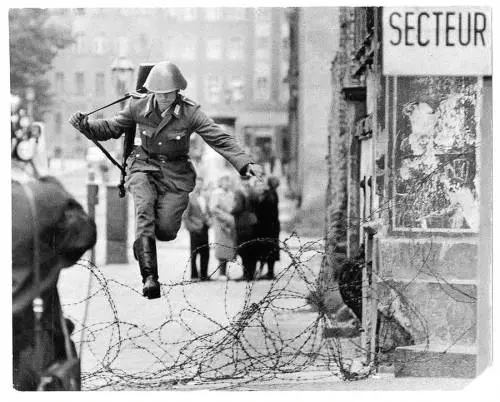 Bombardare a tappeto a colpi di libri il blocco sovietico