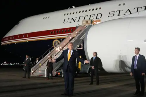Guerra allo scoop e caccia alla talpa: Trump contro il Nyt per l'Air Force One