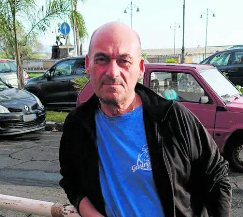 Litiga con il fratello al lavoro e lo uccide a colpi di mannaia